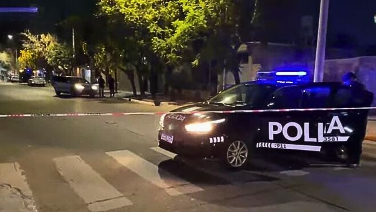 Una persecución policial que comenzó en San José y terminó cerca del hospital Notti dejó un saldo de tres delincuentes detenidos.