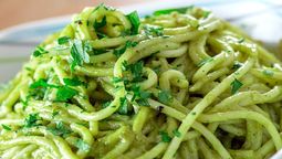 Cómo lograr pasta verde para 10 personas, la receta justa para la mesa de Navidad.