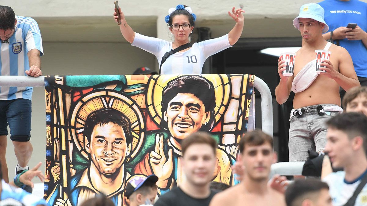 Una bandera con Lionel Messi y Diego Maradona, los dos astros de Argentina.