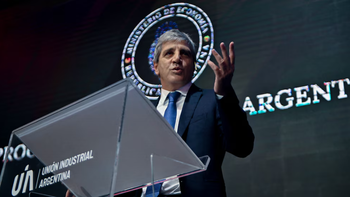 Luis Caputo defendió las bandas cambiarias ante la UIA y habló de las reservas Luis Caputo defendió las bandas cambiarias ante la UIA y habló de las reservas