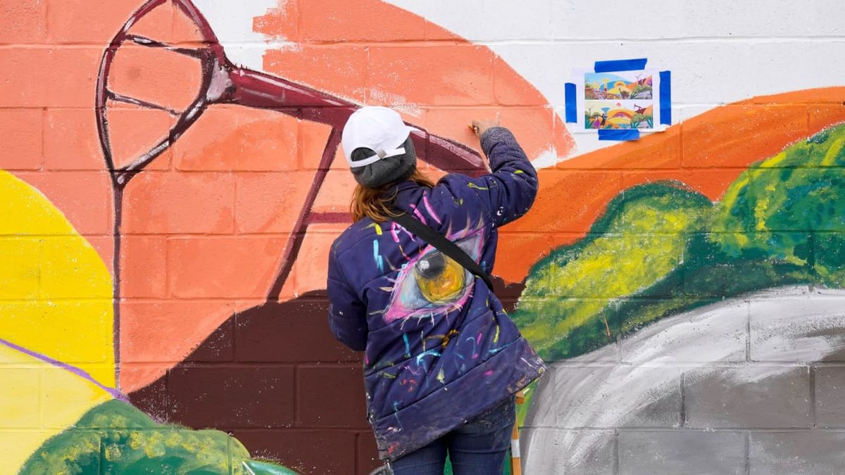 Vecinos de Maipú pintan un mural sobre la temática del petróleo en Mendoza. Vecinos de Maipú pintan un mural sobre la temática del petróleo en Mendoza.