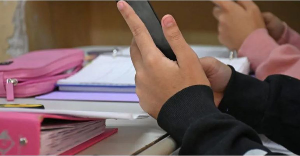 En cuanto a la DGE, no proh&iacute;be el uso del celular en la escuela siempre que sea una herramienta para integrar a la educaci&oacute;n.