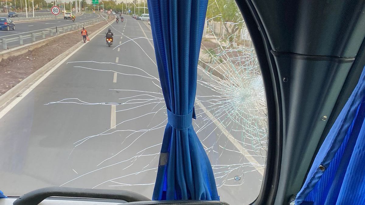 Así quedó el vidrio del colectivo de la delegación de San Martín