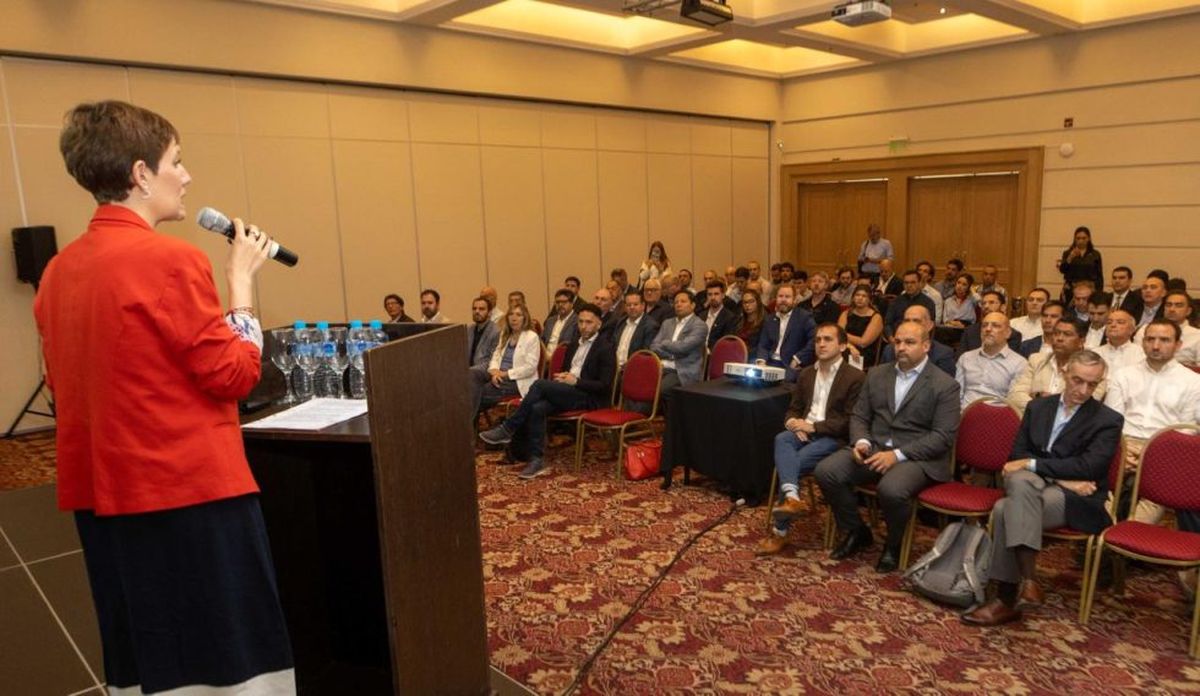 Jimena Latorre explicó detalles de la política minera de Mendoza a empresarios de Canadá.