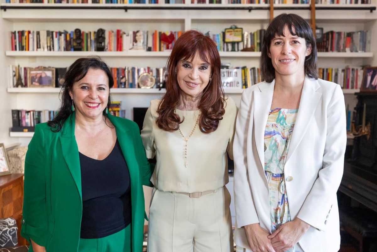 Desde el domicilio en el que cumple prisi&oacute;n domiciliaria Cristina Kirchner recibe visitas, en este caso de dos pol&iacute;ticas espa&ntilde;olas.