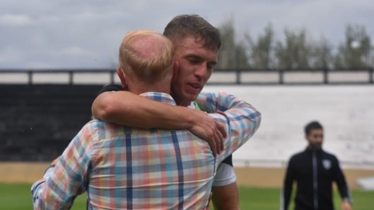 El defensor Brian Alferez se da un abrazo con el doctor Carlos Bertona.