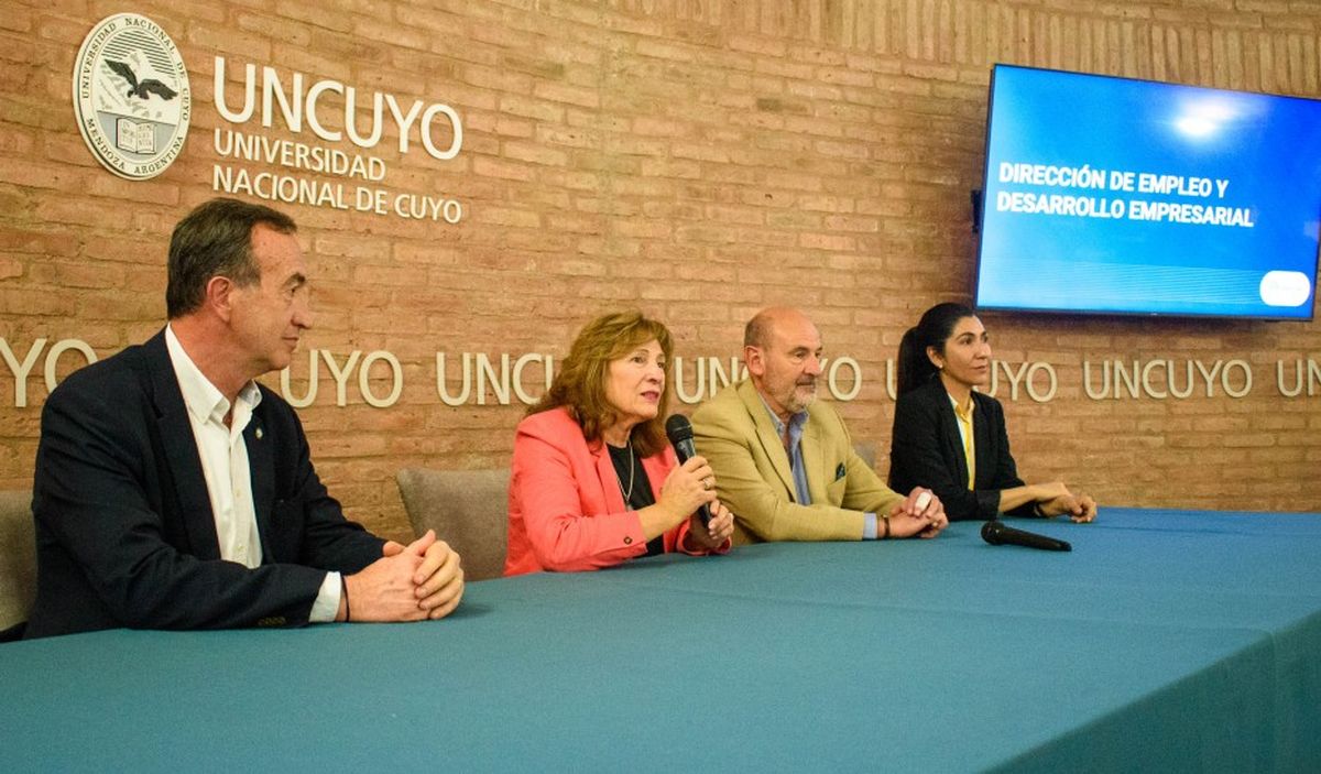 La rectora de la UNcuyo, Esther Sánchez y el vice rector, Gabriel Fidel, recibieron al ministro de la Producción, Rodolfo Vargas Arizu para dialogar acerca del plan Enlace. También estuvo presente la subsecretaria de Empleo y Capacitación, Emilce Vega Espinoza, La rectora de la UNcuyo, Esther Sánchez y el vice rector, Gabriel Fidel, recibieron al ministro de la Producción, Rodolfo Vargas Arizu para dialogar acerca del plan Enlace. También estuvo presente la subsecretaria de Empleo y Capacitación, Emilce Vega Espinoza,