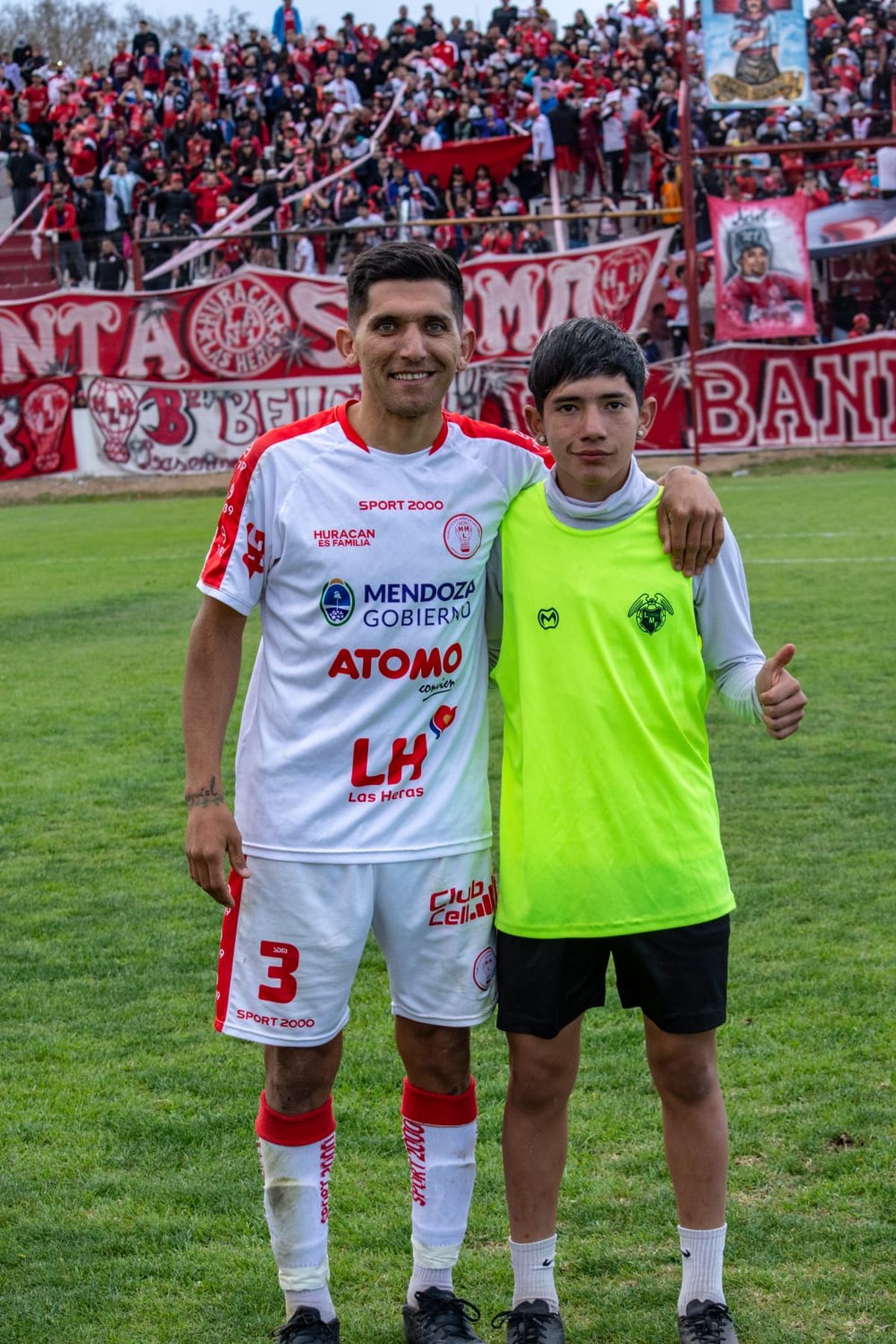 Con la N&uacute;mero 1 atr&aacute;s, Claudio y Exe vestidos de Hurac&aacute;n.