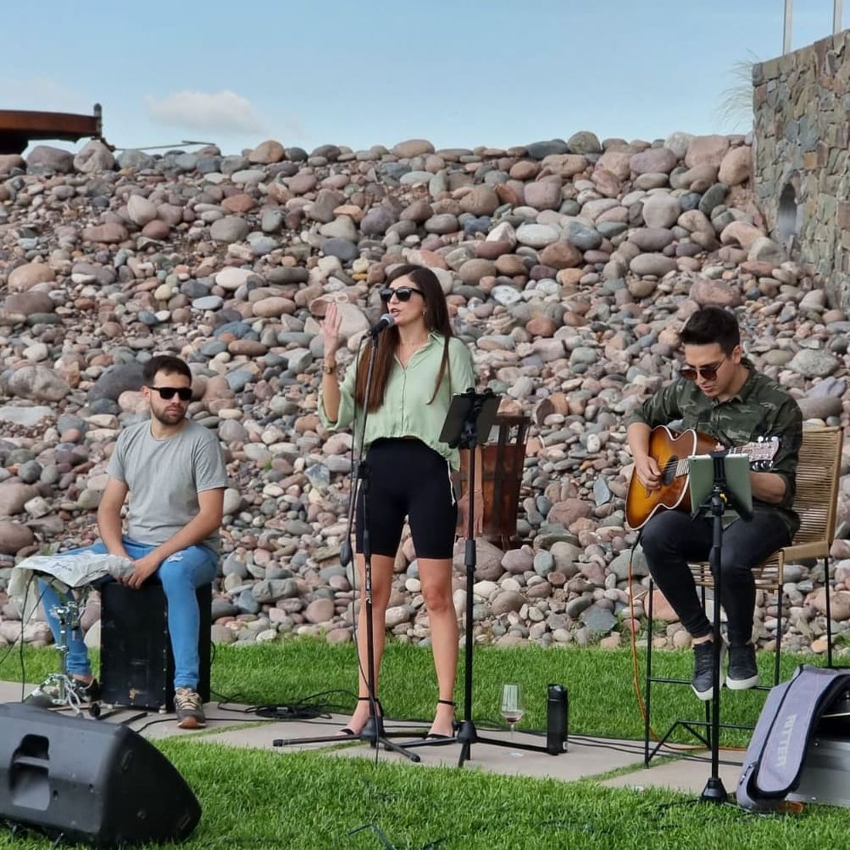 El formato acústico, acompañada por guitarra y cajón, es el que más le gusta a Rocío Herrera Rovida para ofrecer sus conciertos. El formato acústico, acompañada por guitarra y cajón, es el que más le gusta a Rocío Herrera Rovida para ofrecer sus conciertos.