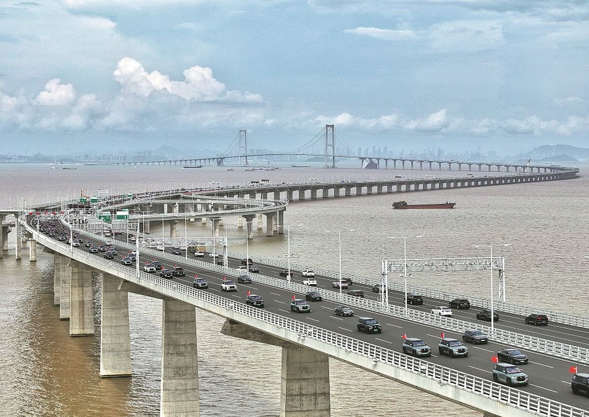 El enlace Shenzhen-Zhongshan, un paso transmarino de 24 kilómetros que cuenta con dos puentes, dos islas artificiales y un túnel submarino, fue inanugurado el 30 de junio. La obra reduce significativamente el tiempo de viaje entre las dos ciudades situadas en lados opuestos del estuario del río de la Perla. SHI LEI / DIARIO NANFANG El enlace Shenzhen-Zhongshan, un paso transmarino de 24 kilómetros que cuenta con dos puentes, dos islas artificiales y un túnel submarino, fue inanugurado el 30 de junio. La obra reduce significativamente el tiempo de viaje entre las dos ciudades situadas en lados opuestos del estuario del río de la Perla. SHI LEI / DIARIO NANFANG