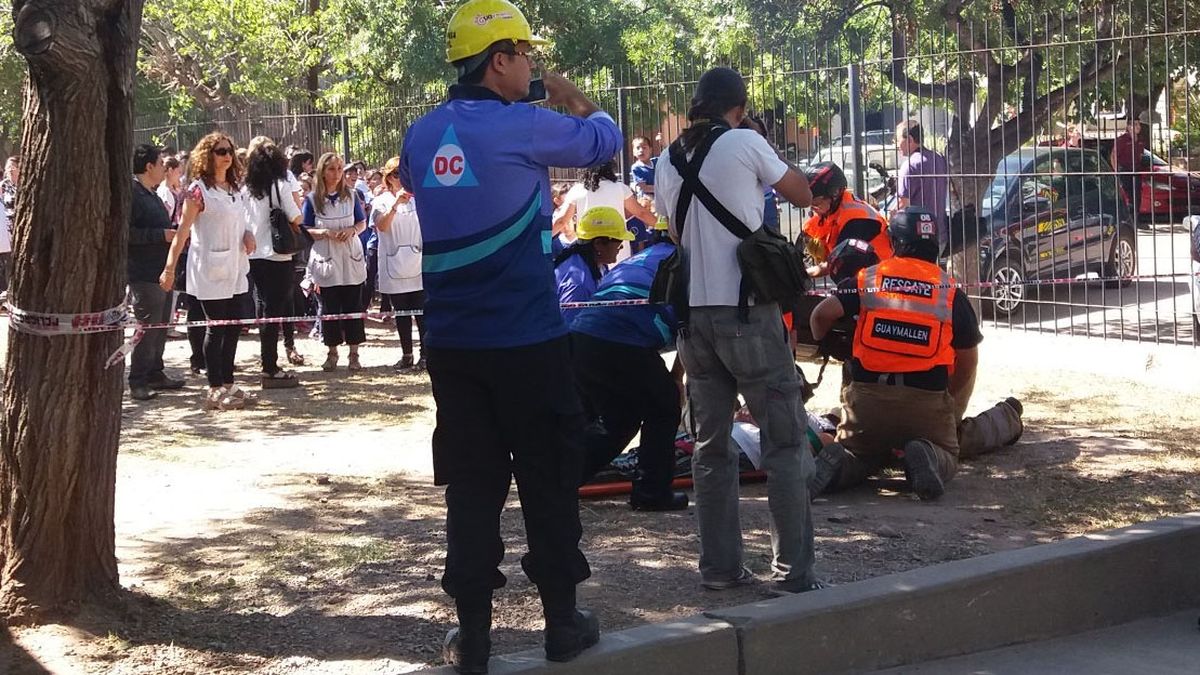 Del simulacro participarán además organismos provinciales como la Policía, Defensa Civil, Bomberos, Vialidad provincial y nacional, YPF, AYSAM y Edemsa, entre otros.