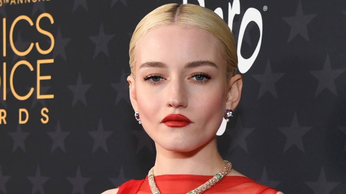 Julia Garner, protagonista de Inventando a Anna, la miniserie de Netflix basada en hechos reales.