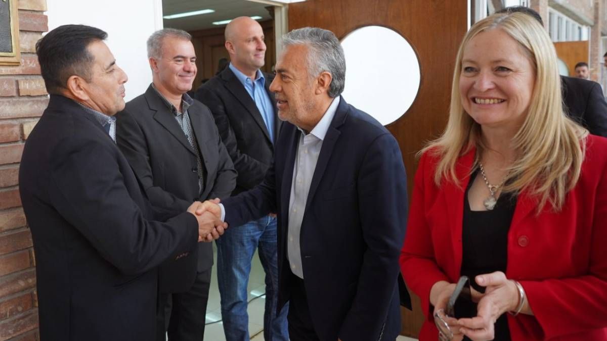 El gobernador Alfredo Cornejo puso en valor la capacitación y la compra de los bloqueadores de señal de celulares. El gobernador Alfredo Cornejo puso en valor la capacitación y la compra de los bloqueadores de señal de celulares.