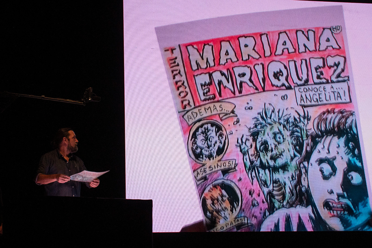 Alejandro Bustos y la proyección de los dibujos que los fans le mandan a Mariana Enriquez. Alejandro Bustos y la proyección de los dibujos que los fans le mandan a Mariana Enriquez.