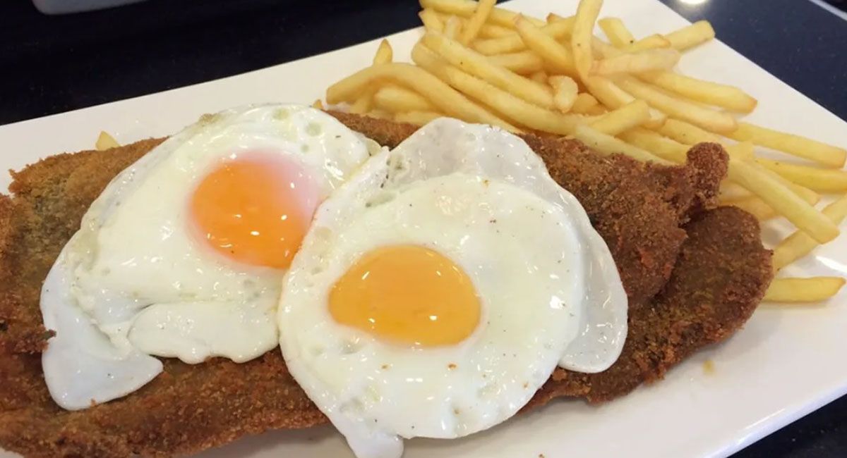 La milanesa con papas y huevos fritos es uno de los clásicos platos que seducen a millones de argentinos La milanesa con papas y huevos fritos es uno de los clásicos platos que seducen a millones de argentinos