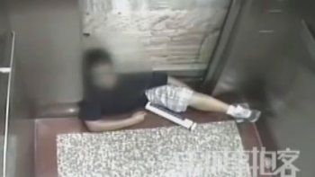 Video: murió un estudiante atrapado entre las puertas de un ascensor