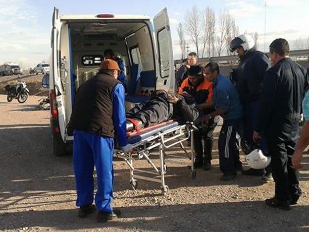 Un policía resultó gravemente herido luego de perder el control de su moto en un lomo de burro