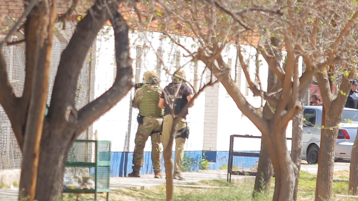 Los negociadores de la Policía trabajan en la escuela Marcelino Blanco de La Paz.