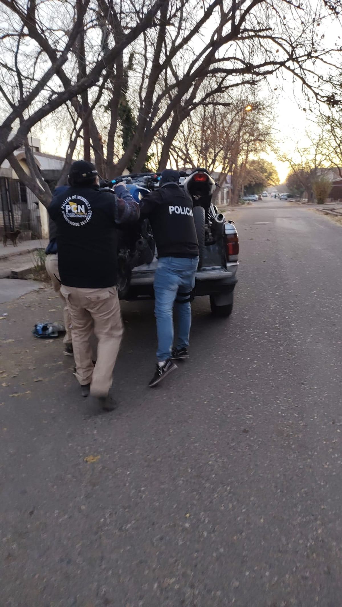 Efectivos policiales además secuestraron 2 motos marca Gilera 200 cc.