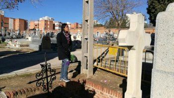 Horror en Madrid: una periodista pasó media hora enterrada en una tumba junto a un muerto