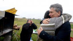 Alfredo y Mónica matearon con el presidente al costado de la ruta