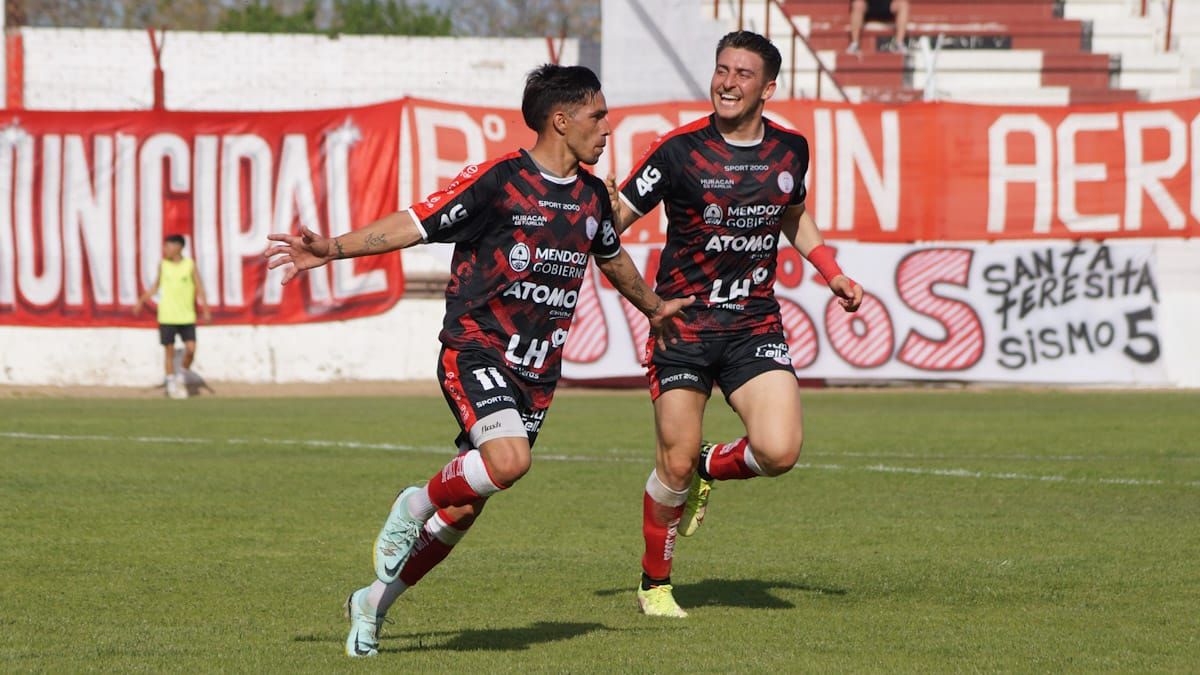 El Chimi Navarro festeja el gol junto a Nacho Pipistrelli. El Chimi Navarro festeja el gol junto a Nacho Pipistrelli.