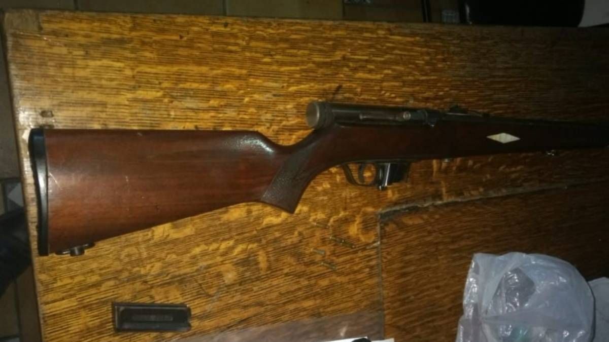 El arma de fuego secuestrada gracias a Siena, la perra de la Policía que la encontró en La Paz. El arma de fuego secuestrada gracias a Siena, la perra de la Policía que la encontró en La Paz.