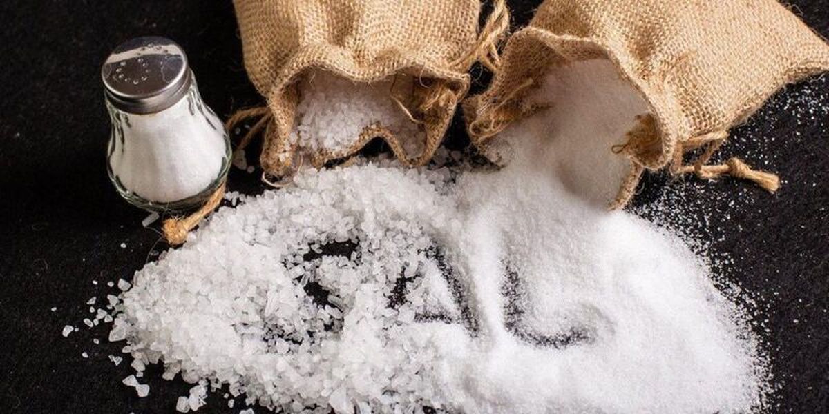 Colocar el salero dentro del microondas: por qué recomiendan hacerlo y para qué sirve Colocar el salero dentro del microondas: por qué recomiendan hacerlo y para qué sirve