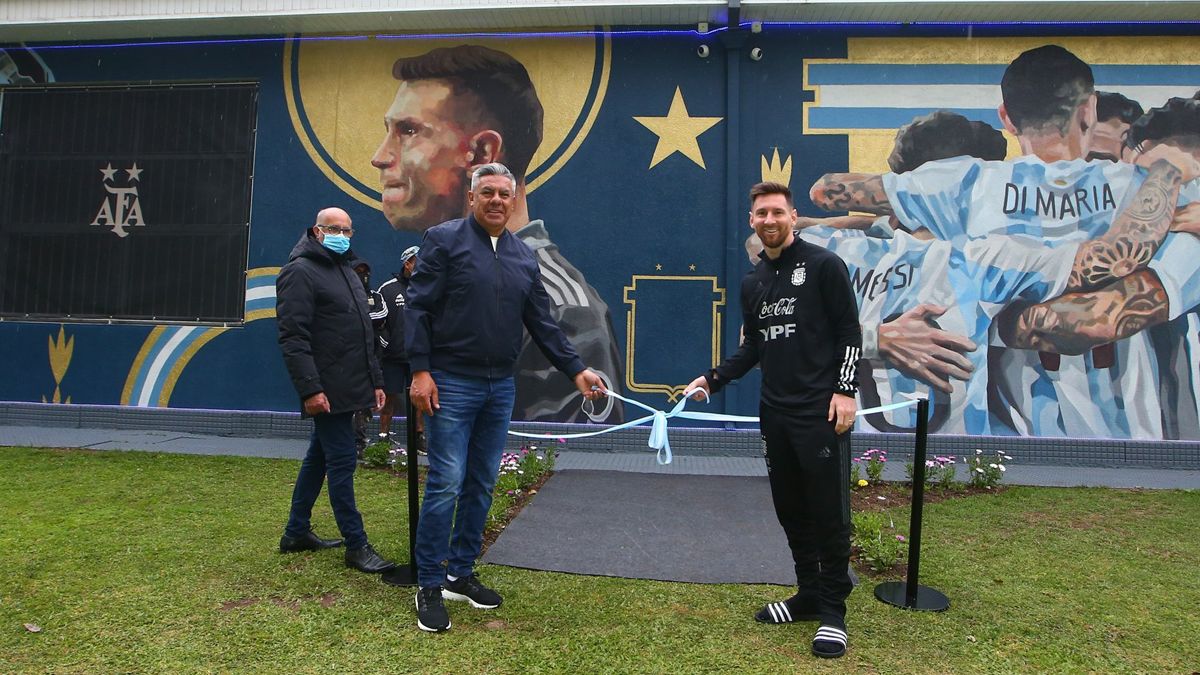 Lionel Messi, capitán de la Selección Argentina, inauguró el mural junto al presidente de la AFA, Chiqui Tapia
