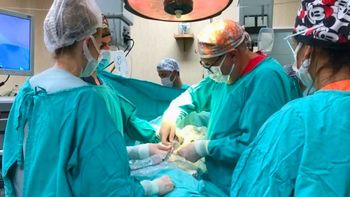 Echaron a un reconocido cirujano por gritos y humillaciones en el Hospital Central Echaron a un reconocido cirujano por gritos y humillaciones en el Hospital Central