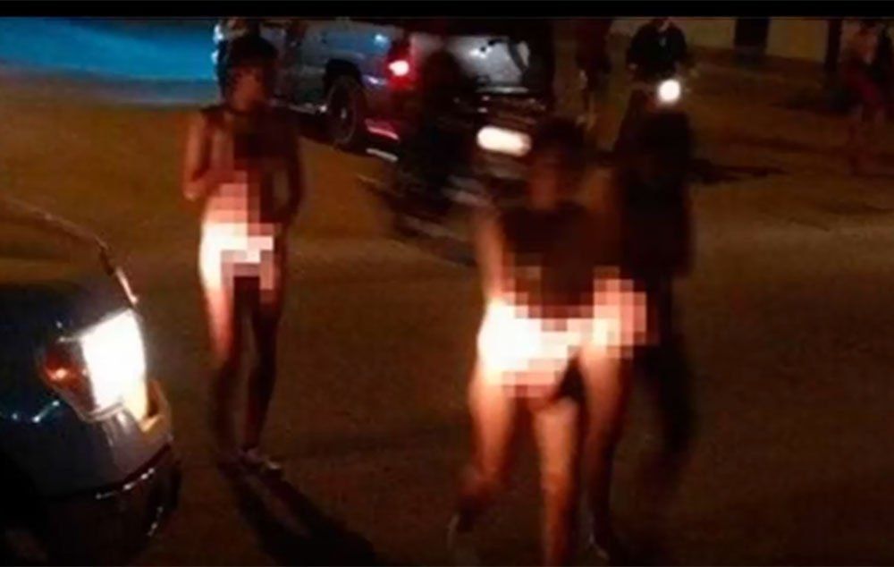 Por robar, desnudan a tres ladronas y las nalguean en público