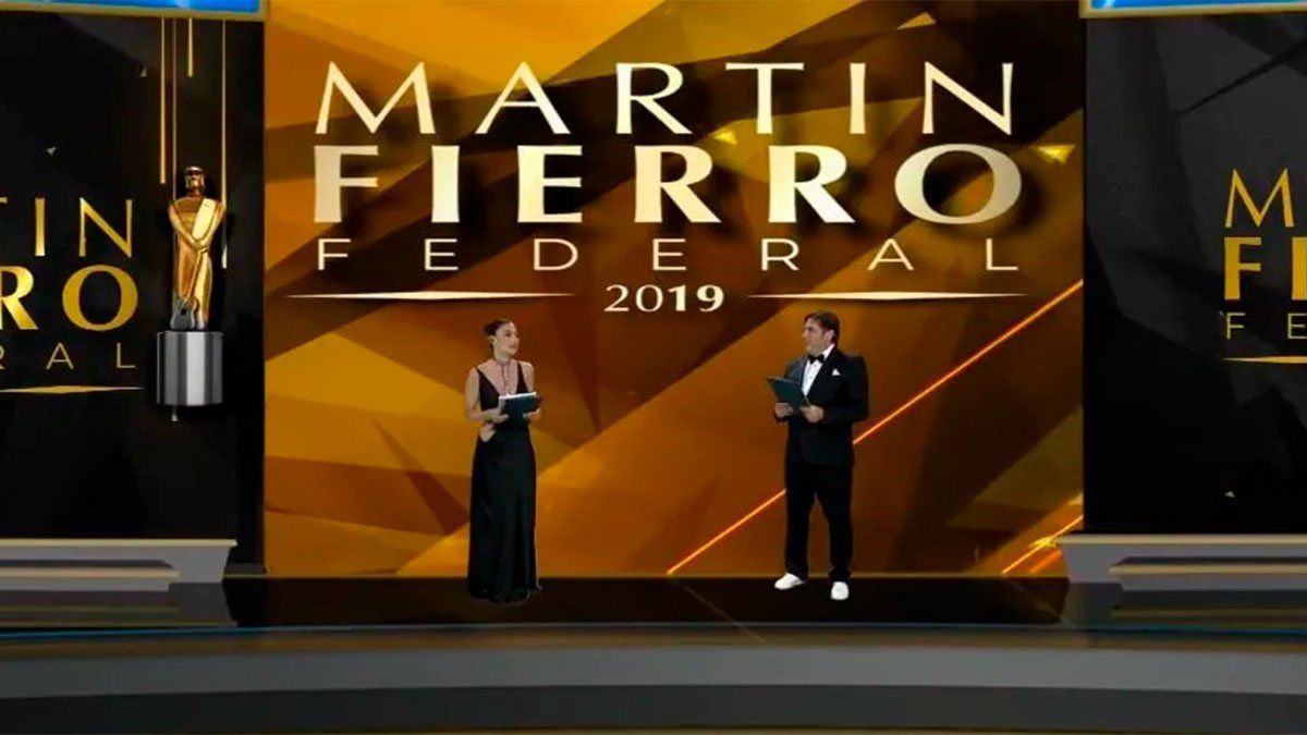 Martín Fierro Federal 2019 en formato virtual. Los conductores Matías Alé y Sofía Jujuy Jiménez.