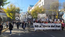 Los piqueteros de distintas agrupaciones políticas se movilizaron por las calles céntricas impidiendo la libre circulación, informaron desde la Municipalidad de Capital.