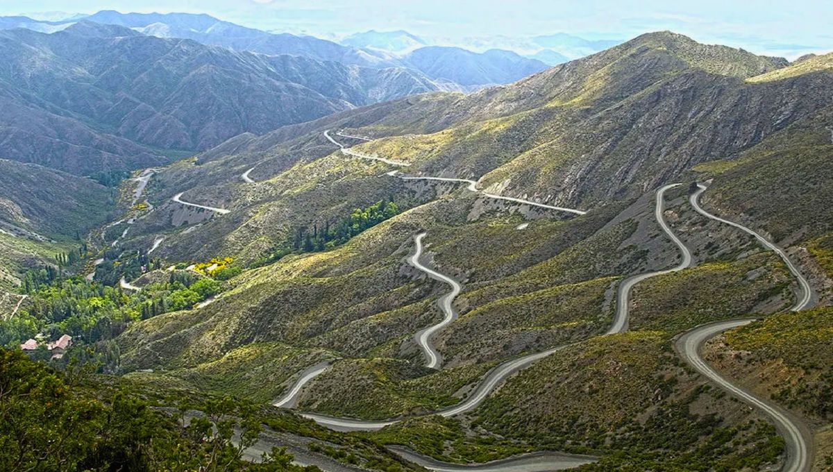 El Camino de las 365 Curvas, también llamado caracoles de Villavicencio, en la actualidad es una ruta turística que se encuentra en el corazón de la provincia de Mendoza, entre la localidad de Las Heras y la ciudad de Uspallata El Camino de las 365 Curvas, también llamado caracoles de Villavicencio, en la actualidad es una ruta turística que se encuentra en el corazón de la provincia de Mendoza, entre la localidad de Las Heras y la ciudad de Uspallata