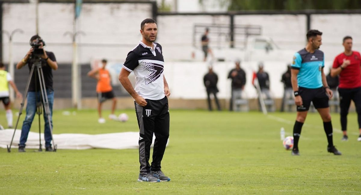 El entrenador bajo su conducción, el primer triunfo de local en la Primera Nacional.