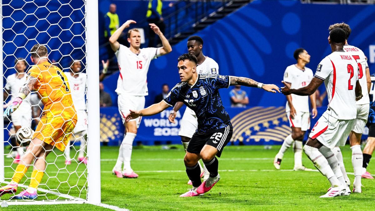 Lautaro ya mandó al fondo de la red su cabezazo y toda la defensa de Inglaterra lo sufre. La Selección argentina ganó y defenderá su título ganado en Qatar 2022 el domingo frente a España. Lautaro ya mandó al fondo de la red su cabezazo y toda la defensa de Inglaterra lo sufre. La Selección argentina ganó y defenderá su título ganado en Qatar 2022 el domingo frente a España.