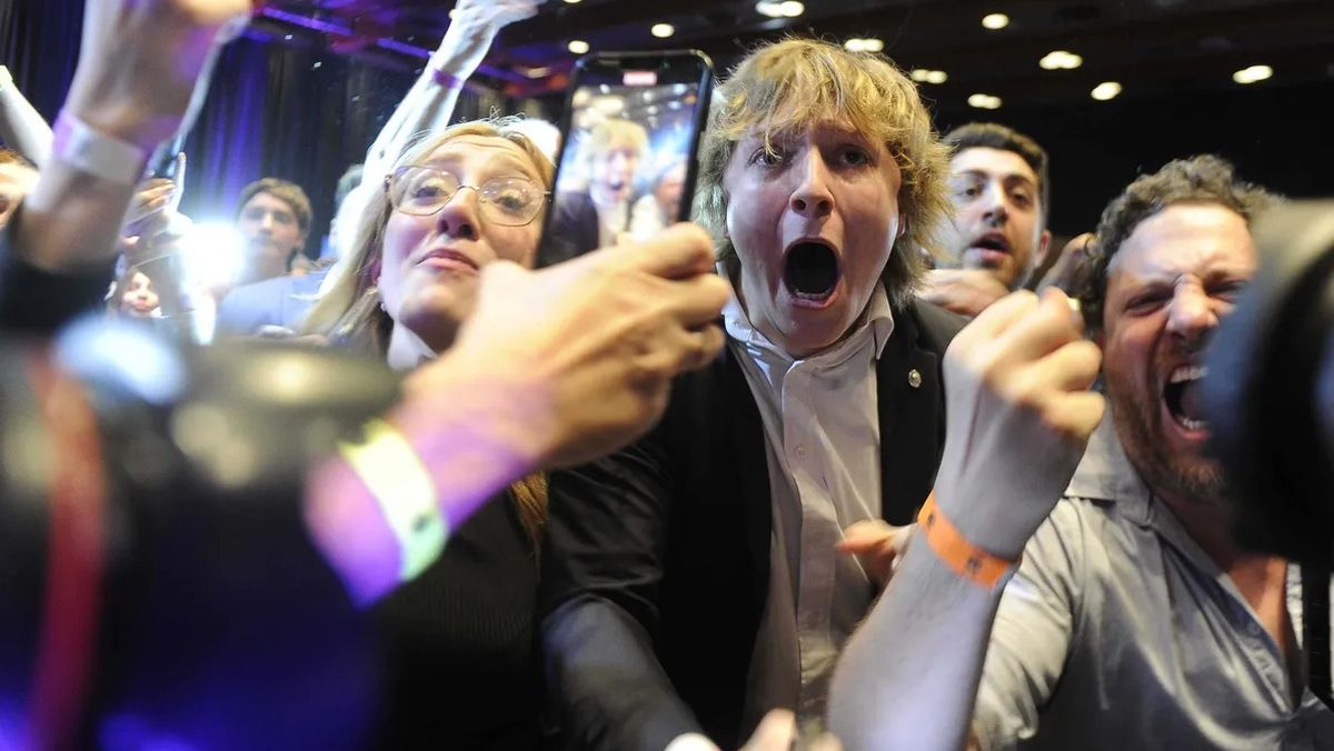 En las franjas juveniles, el voto mileísta es muy fuerte. La foto fue tomada en el búnker de Milei a poco de conocerse los resultados de las PASO. En las franjas juveniles, el voto mileísta es muy fuerte. La foto fue tomada en el búnker de Milei a poco de conocerse los resultados de las PASO.