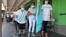 A sus 87 años, Hilda Villegas impactó con su historia de vida. A los 80 años inició los estudios primarios que nunca pudo completar de pequeña. Ya madre y abuela cursó en la escuela Claudia Gramaglia, y resultó tener el segundo mejor promedio de ese establecimiento, correspondiéndole ser abanderada&nbsp; provincial. Aquí, en una foto que circuló en las redes sociales, desfilando en su escuela el año pasado.