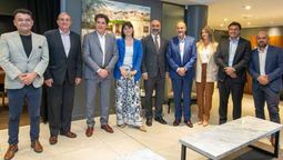La gerenta de Amcham, Ana Luz Fundaro, junto a funcionarios de Mendoza (Rodolfo Vargas Arizu) y de San Juan.