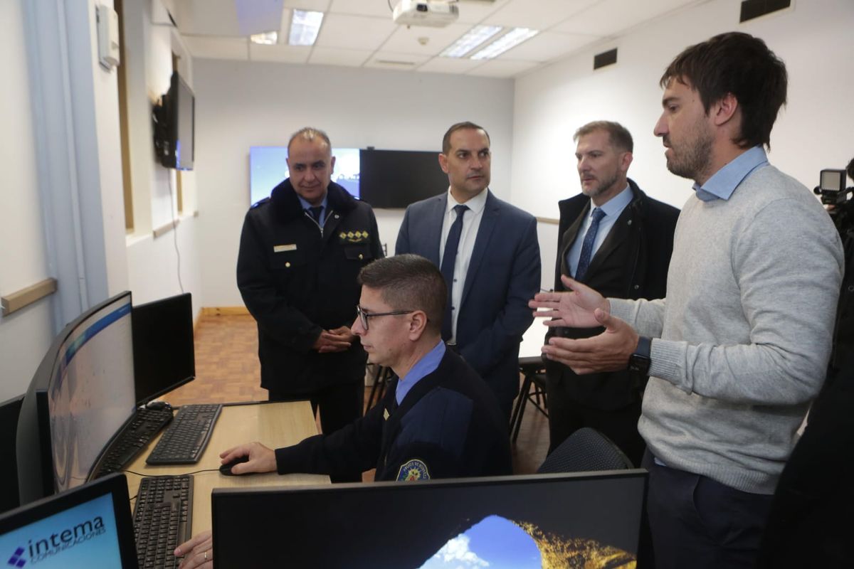 Marcelo Calipo, director general de Policías; el ministro de Seguridad de Neuquén, Matías Nicolini; el director provincial de Tecnología Aplicada a la Seguridad de Neuquén,  Daniel Domene y el subsecretario de Tecnología Aplicada a la Seguridad, Leandro Biskupovich