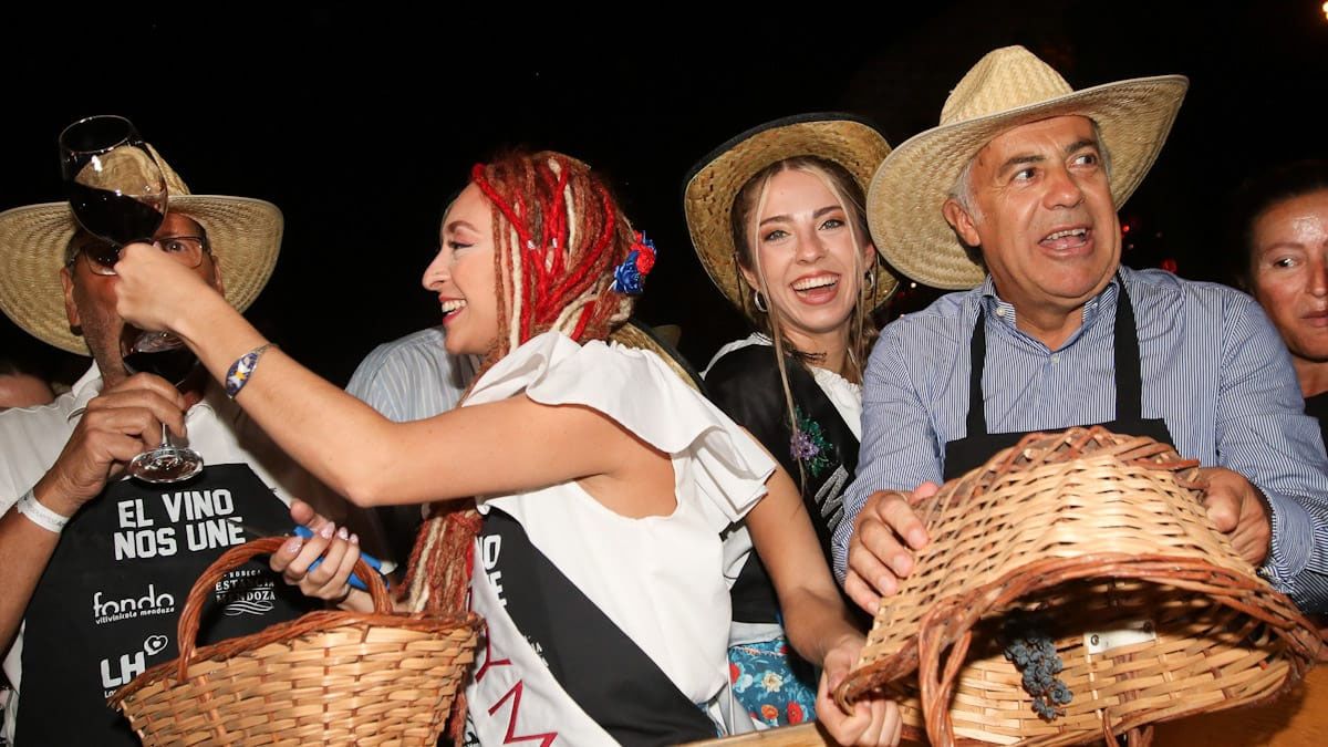 Alfredo Cornejo cosechó junto a las reinas departamentales. Detrás, Marcelino Iglesias brindó con la representante de Guaymallén.
