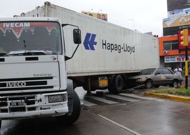 Se salvaron de milagro de ser aplastados por un camión en la Costanera y Acceso Este