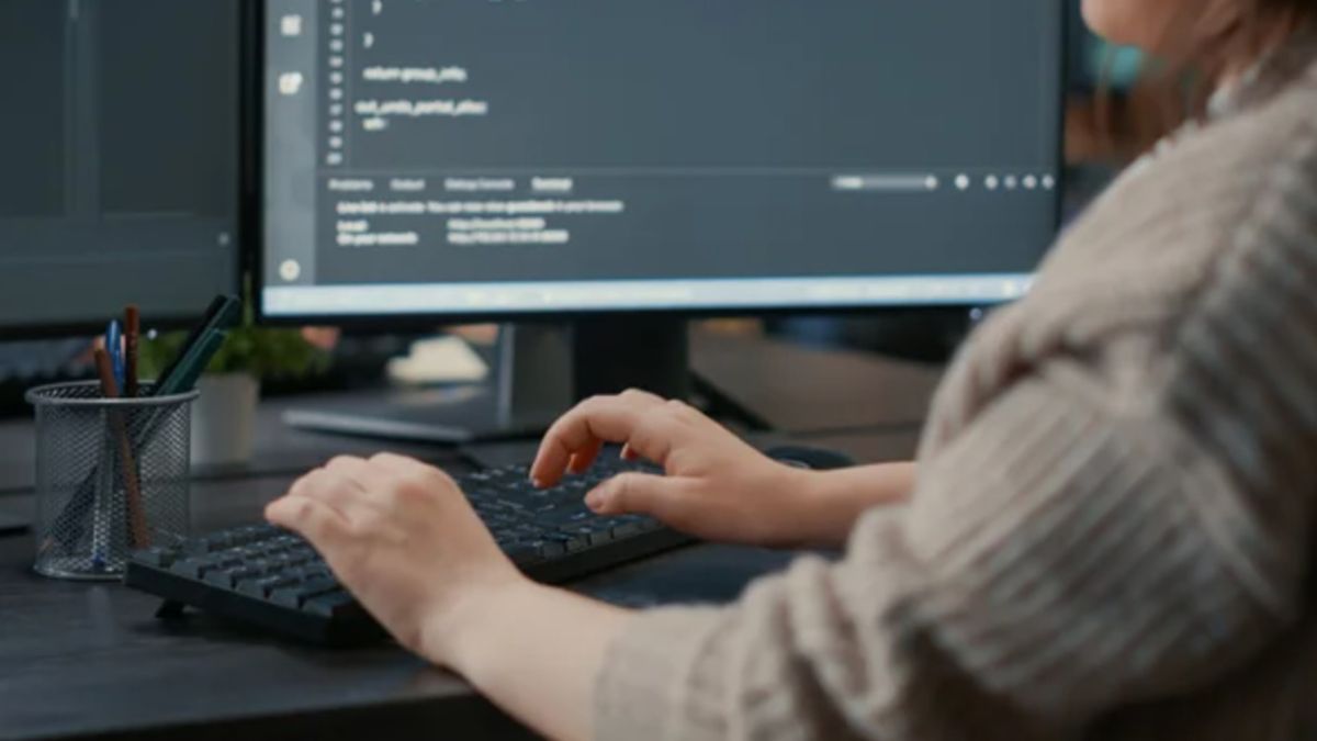 El programador desarrolla plataformas digitales, páginas web, aplicaciones, juegos y sistemas operativos El programador desarrolla plataformas digitales, páginas web, aplicaciones, juegos y sistemas operativos