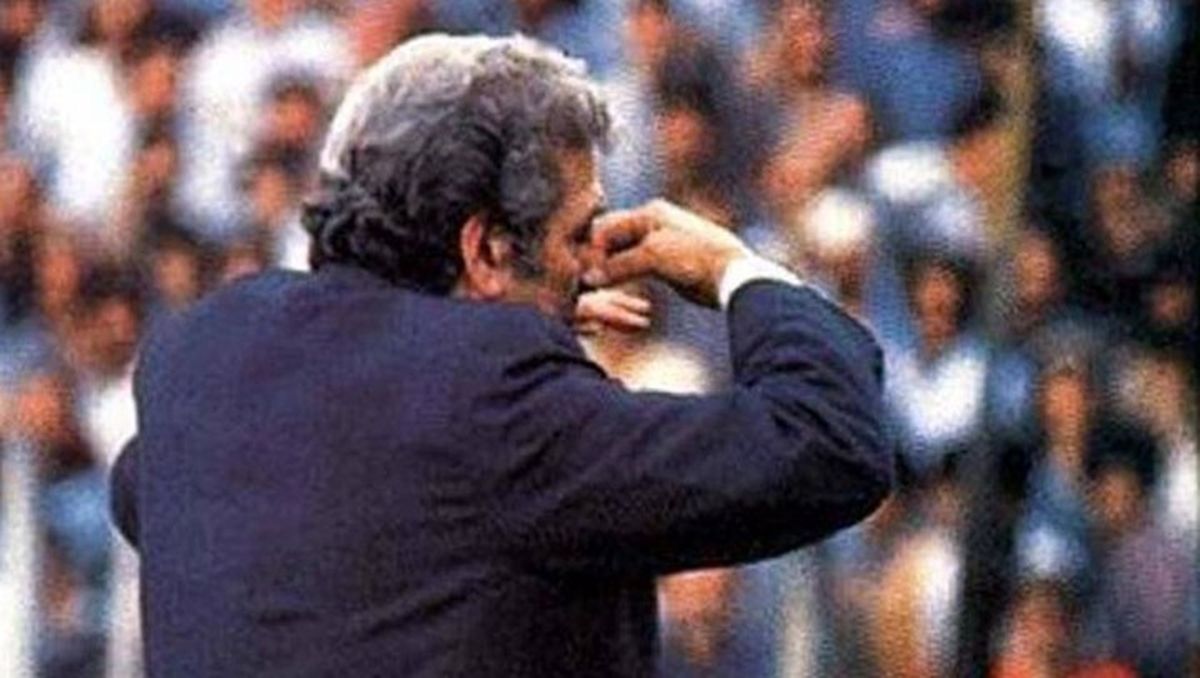 Cuándo era Dt de River Plate, Amadeo Labruna respondía a los insultos de la hinchada de Boca haciendo el gesto de taparse la nariz en cada visita a La Bombonera. Cuándo era Dt de River Plate, Amadeo Labruna respondía a los insultos de la hinchada de Boca haciendo el gesto de taparse la nariz en cada visita a La Bombonera.