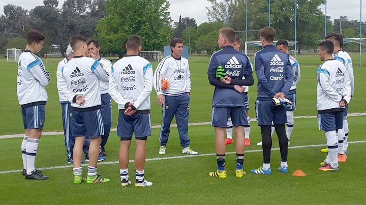Ubeda comenzó a trabajar con la sub 20: Bauza presenció la práctica