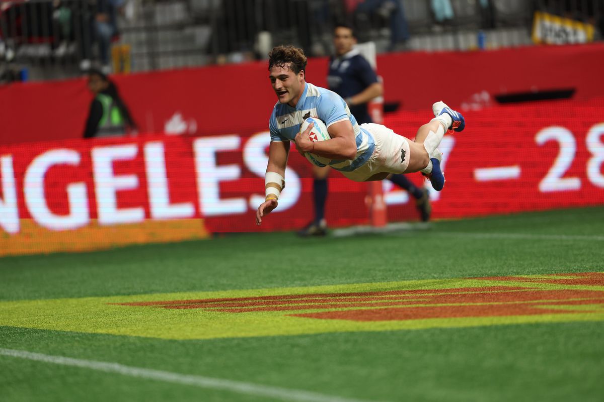 Rodrigo Isgró vuela para asegurar el triunfo ante Australia.