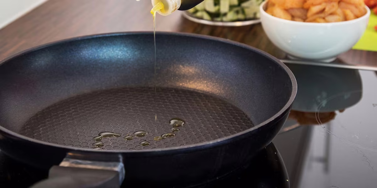 Lo que se puede observar cuando una gota de agua mantiene su forma casi esférica sobre su superficie, demostrando la ausencia de interacción entre el líquido y el material. Lo que se puede observar cuando una gota de agua mantiene su forma casi esférica sobre su superficie, demostrando la ausencia de interacción entre el líquido y el material.