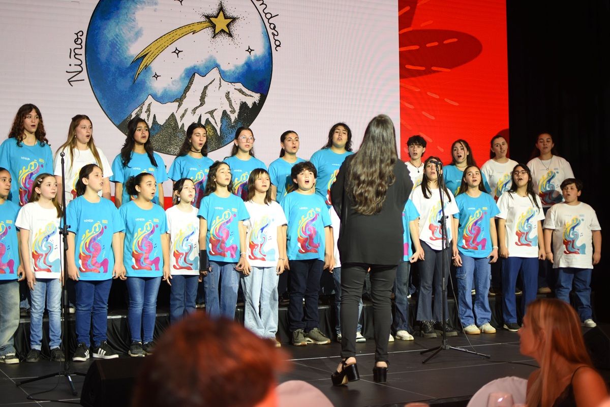 Los niños cantores de Mendoza estuvieron presentes. Los niños cantores de Mendoza estuvieron presentes.