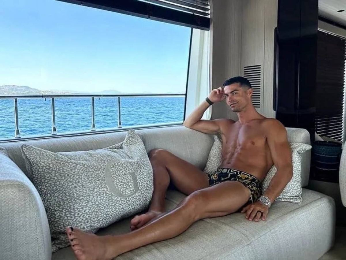 Cristiano Ronaldo, un famoso que se pinta las uñas. Cristiano Ronaldo, un famoso que se pinta las uñas.