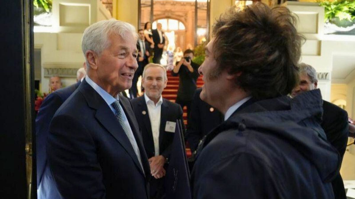 Milei se reunió con el CEO del JP Morgan en medio de negociaciones por un respaldo financiero